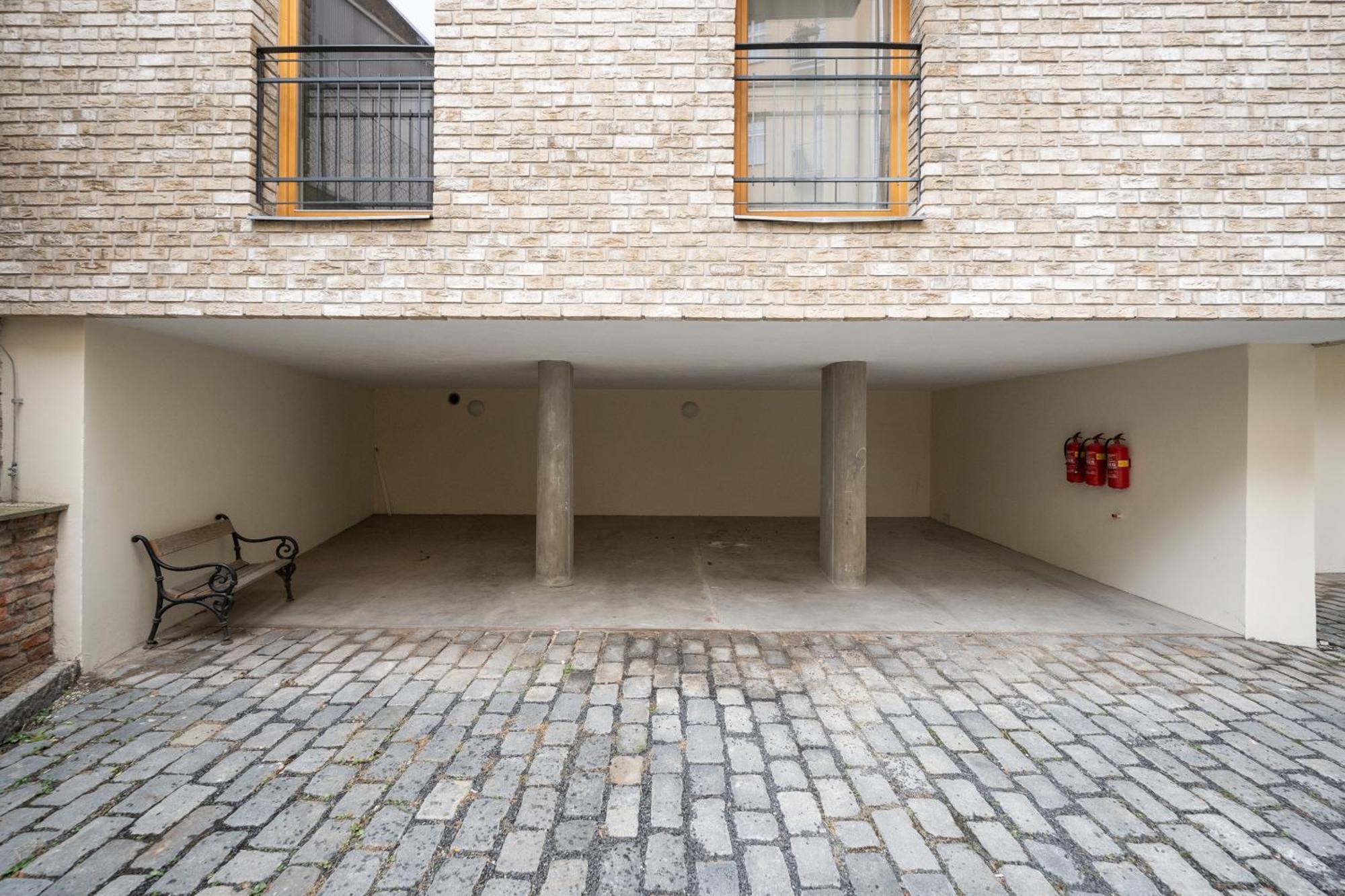 Apartment Days - Attic Loft - Work Space - Private Parking