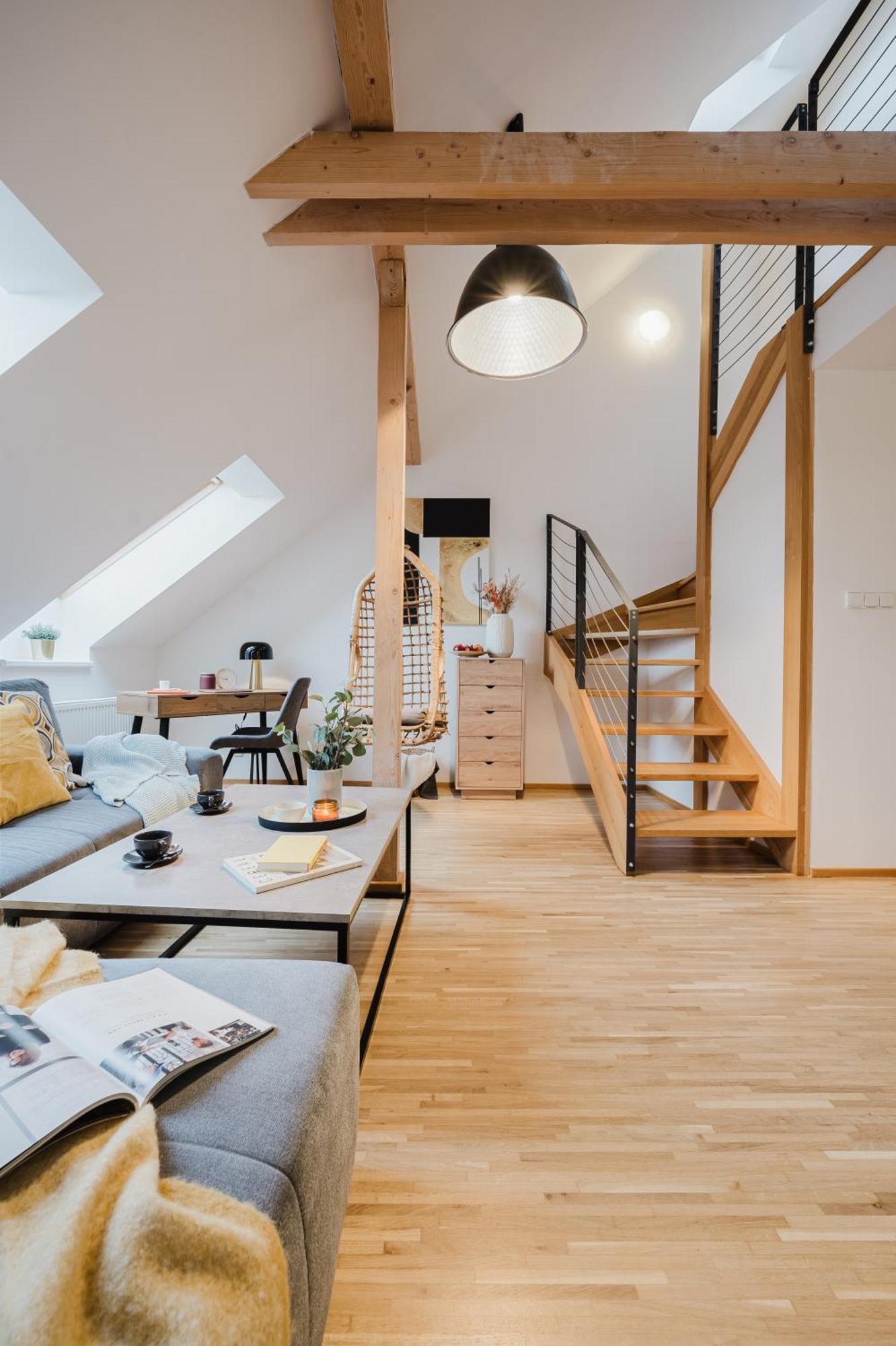 Days - Attic Loft - Work Space - Private Parking Apartment
