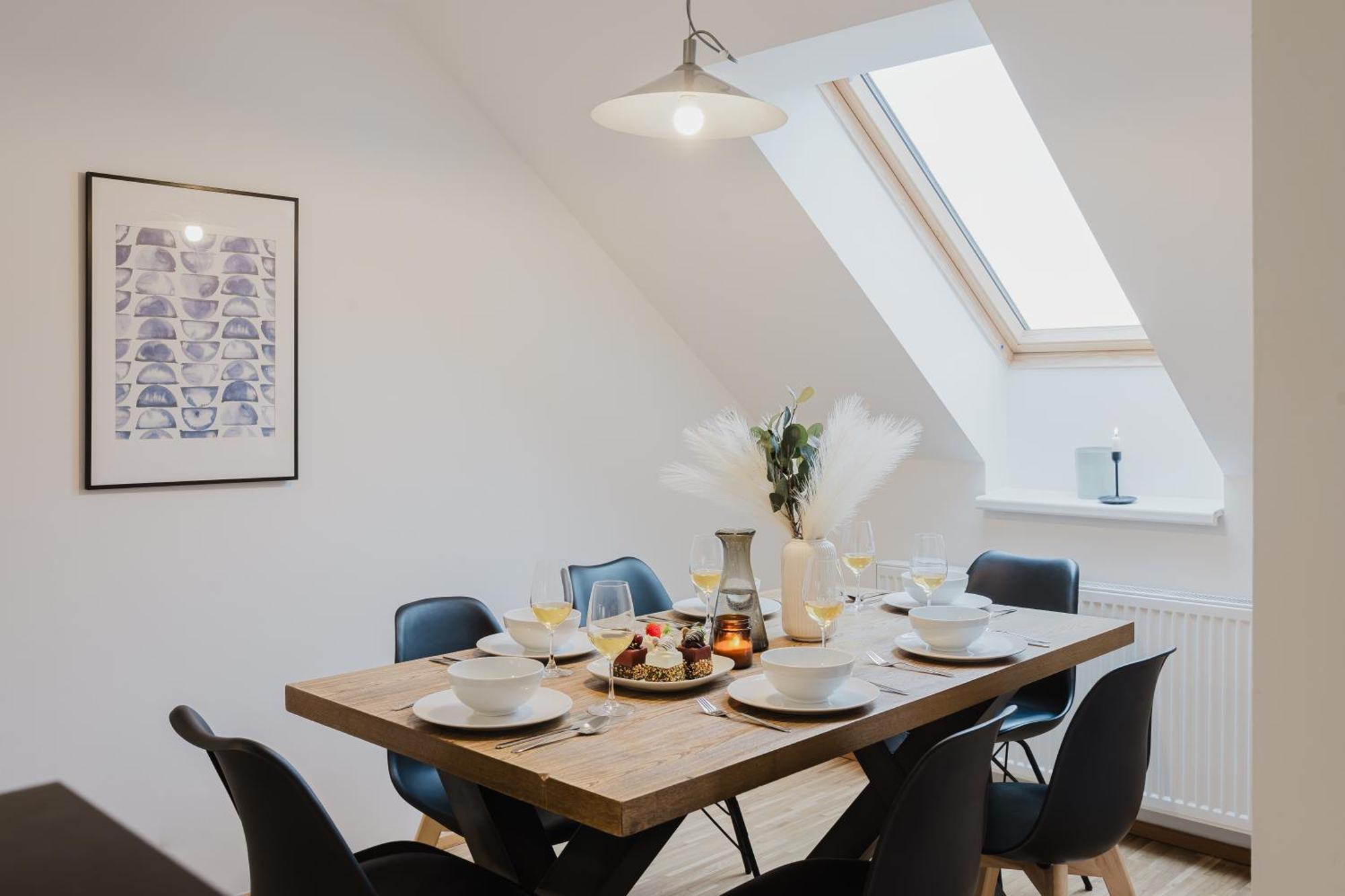 Days - Attic Loft - Work Space - Private Parking Apartment Prague